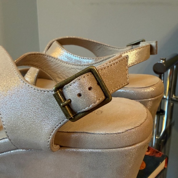 Chocolat Blu Winnie Wedge Sandals in Shimmering Gold, SZ 6/7 LIKE NEW! MSRP $184 - Picture 5 of 9